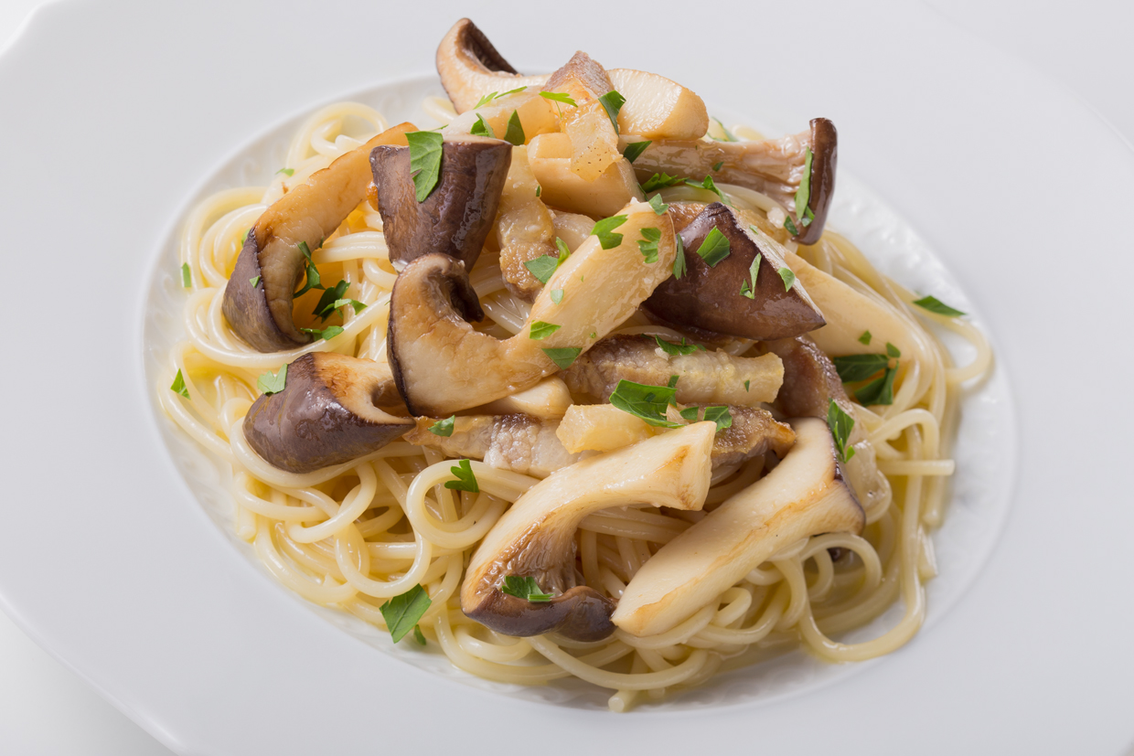 Spaghetti con funghi cardoncelli e pancetta カルドンチェッロと自家製パンチェッタのスパゲッティ